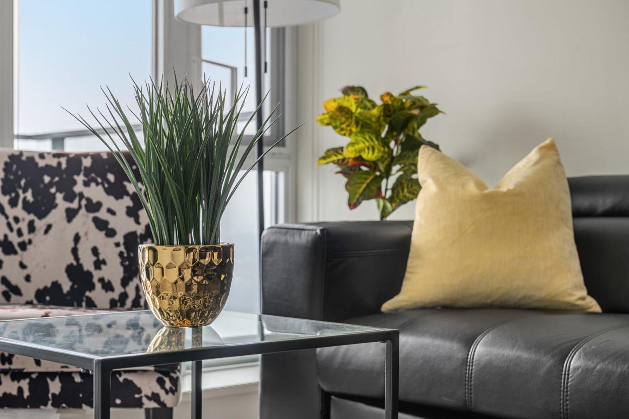 Stunning 34Th Floor Views, Prime Downtown Location - Near Stampede, Casino, Bars! Free Banff Pass, Parking, Wine! Villa YYC Exteriör bild
