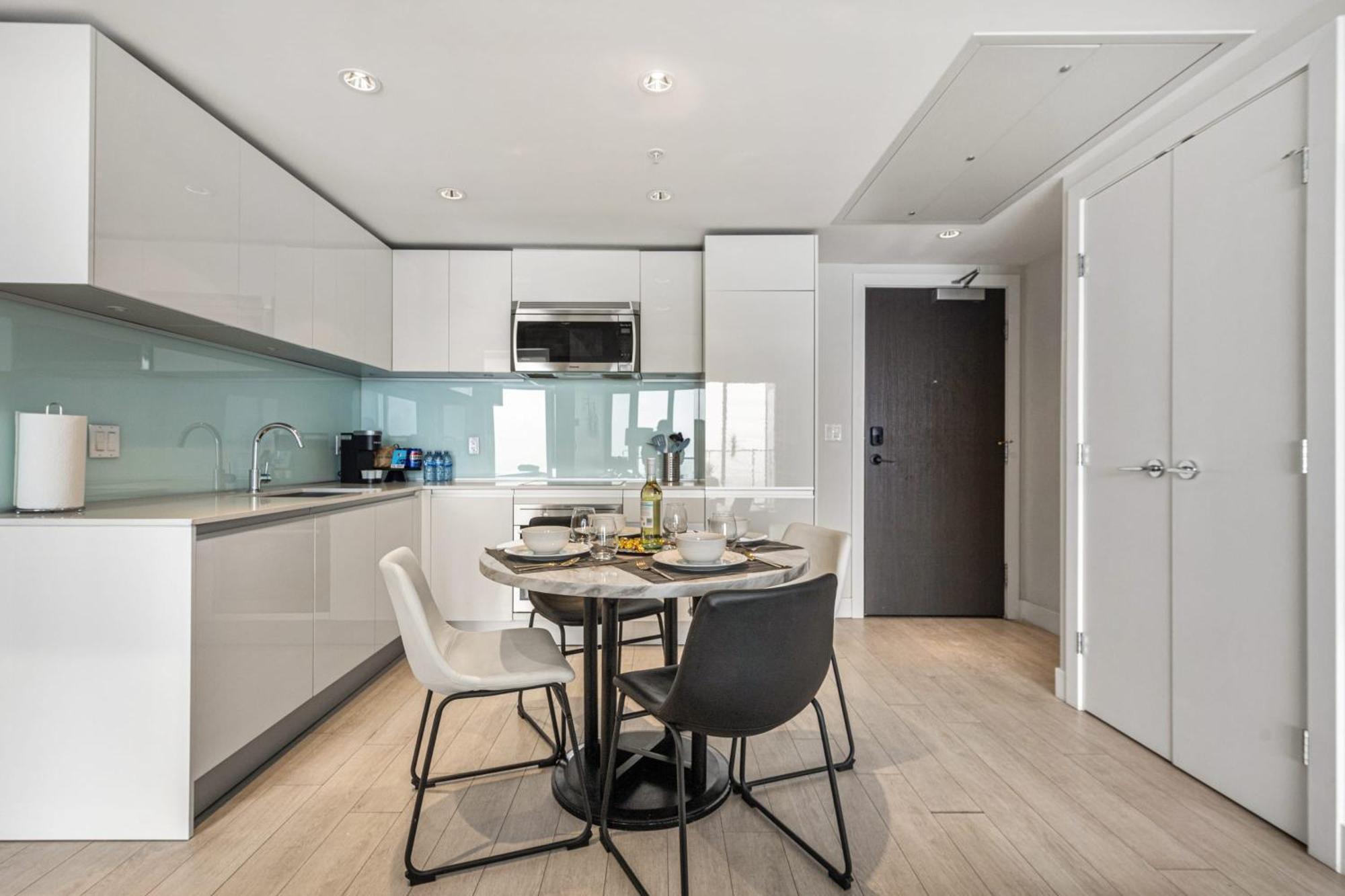 Stunning 34Th Floor Views, Prime Downtown Location - Near Stampede, Casino, Bars! Free Banff Pass, Parking, Wine! Villa YYC Exteriör bild